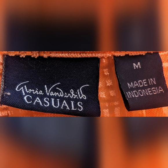 Women's short sleeve button up top with tank top. - Picture 4 of 7